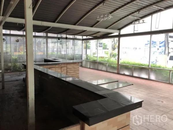 零售空间 出租在Khlong Toei, Bangkok - 封闭式露台另一角度，石材台面与内置柜台，面向花园景观