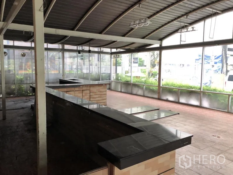 Retail Space for rent in Khlong Toei, Bangkok - Enclosed terrace view showing stone countertops, built-in counters and a garden outlook.