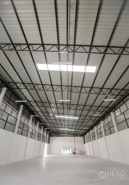 工厂 出租或出售在Bang Len, Nakhon Pathom - 工厂内部高挑金属屋顶特写，带天窗与悬挂式照明。