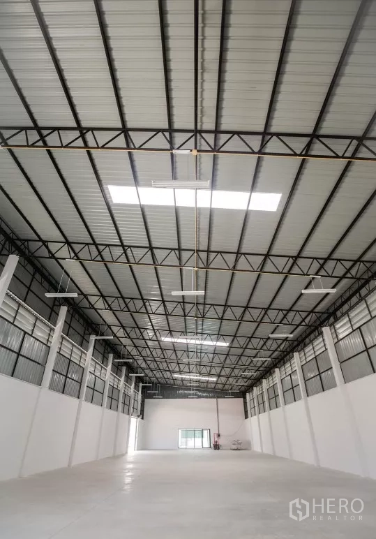 工厂 出租或出售在Bang Len, Nakhon Pathom - 工厂内部高挑金属屋顶特写，带天窗与悬挂式照明。