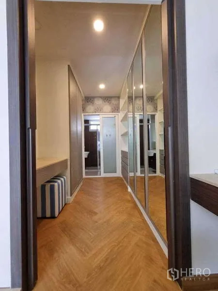 联排别墅 出租在Wang Thonglang, Bangkok - 步入式衣帽间走廊，镜面衣柜与梳妆台。