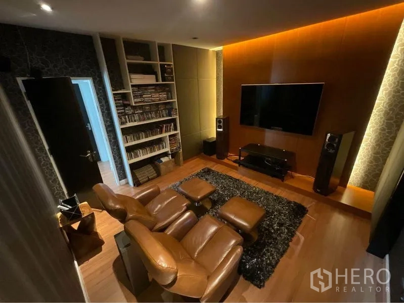独立式住宅 出售在Prawet, Bangkok - 温馨影音室，皮质躺椅、壁挂电视、音箱与内置书架。