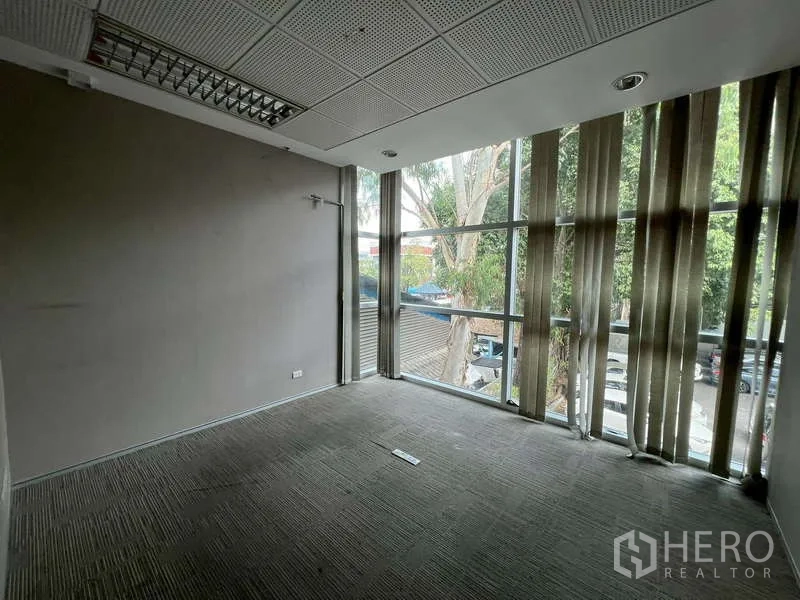 สำนักงาน ให้เช่าในWatthana, Bangkok - ห้องมุมประชุมผนังกระจกเต็มสูง มีมู่ลี่ มองเห็นต้นไม้