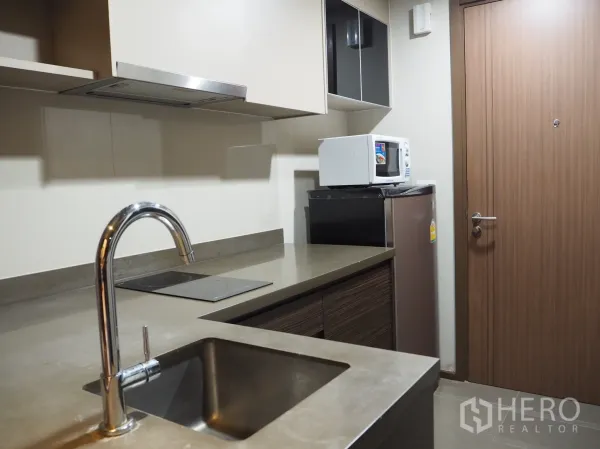 公寓 出租在Phaya Thai, Bangkok - 现代小厨房，配不锈钢水槽、电磁炉、微波炉与冰箱