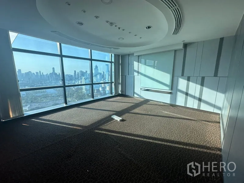 办公空间 出租在Watthana, Bangkok - 私密办公室，整面落地玻璃，远眺曼谷全景。