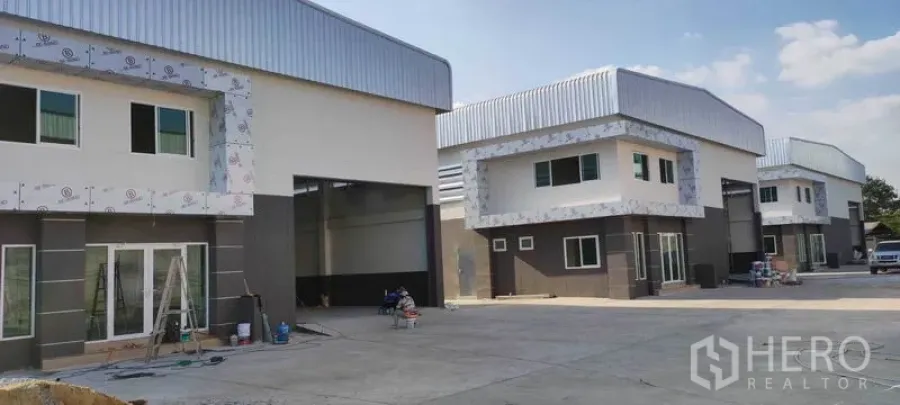 คลังสินค้า ให้เช่าในBang Khun Thian, Bangkok - แถวโกดังใหม่หลายยูนิต ประตูม้วนขนาดใหญ่และหน้าออฟฟิศเป็นระเบียบ