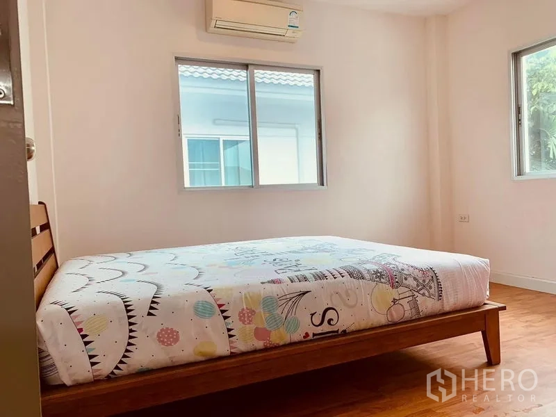 บ้าน ให้เช่าในPhasi Charoen, Bangkok - ห้องนอนรองสว่าง มีหน้าต่างสองด้าน เตียง และแอร์