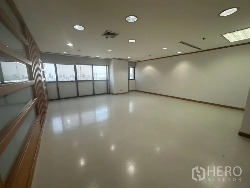 办公空间 出租在Phaya Thai, Bangkok - 转角开放办公区，多扇窗户与中央立柱带来通透采光。