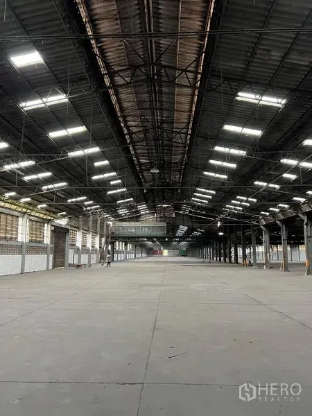 Warehouse for rent in Bang Pa-in, Phra Nakhon Si Ayutthaya - Expansive warehouse interior with high steel roof, skylights and wide concrete floor.