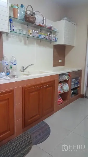 独立式住宅 出售在Mueang Nonthaburi, Nonthaburi - 室内厨房，长操作台、洗槽、木质地柜与开放置物架