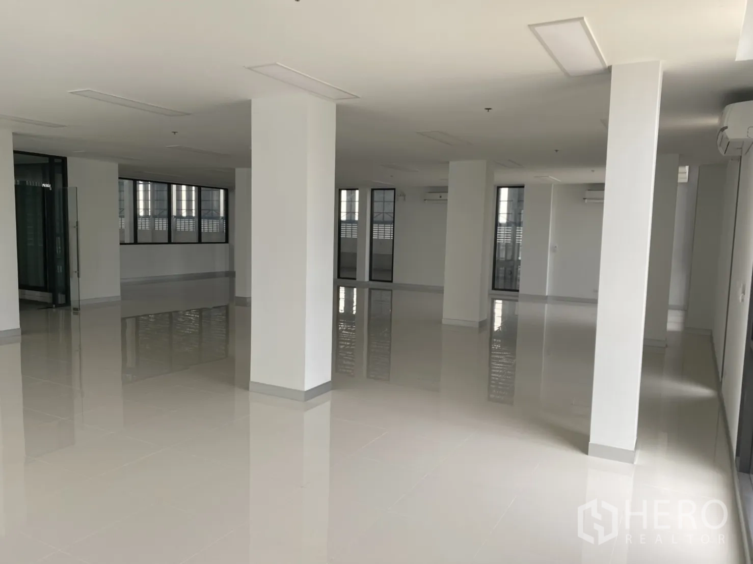 货栈 出租在Chachoengsao - 仓库内大型办公楼层，设窗户与亮面地砖。