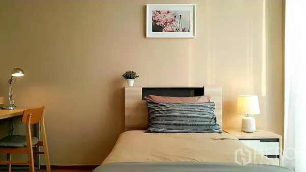 Condominium for rent in Khlong Toei, Bangkok - Cozy second bedroom with single bed, study desk and soft bedside lighting.