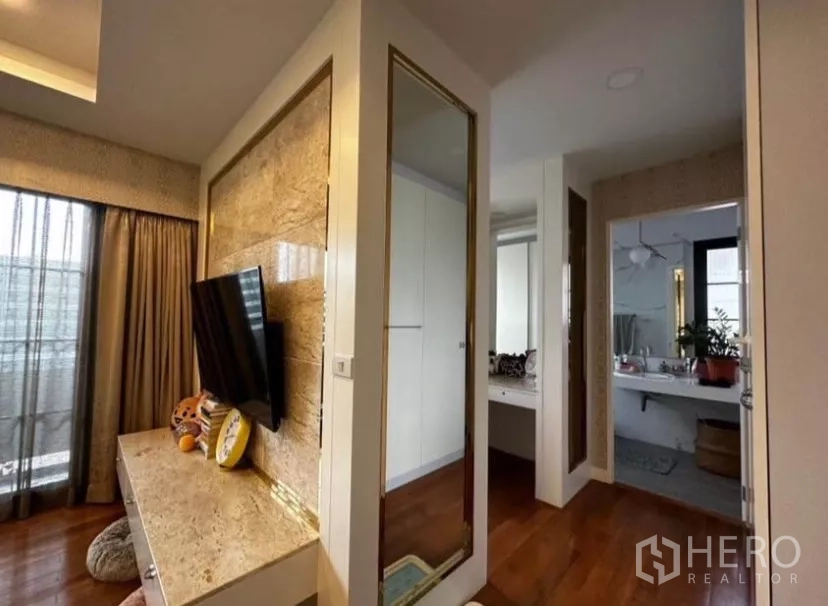Townhouse for rent in Yan Nawa, Bangkok - Master suite corridor leading to a walk-in closet and bathroom.