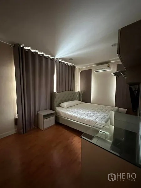 บ้าน ขายในPrawet, Bangkok - ห้องนอนที่สองพร้อมเตียง โต๊ะ แอร์ และผ้าม่านทึบ