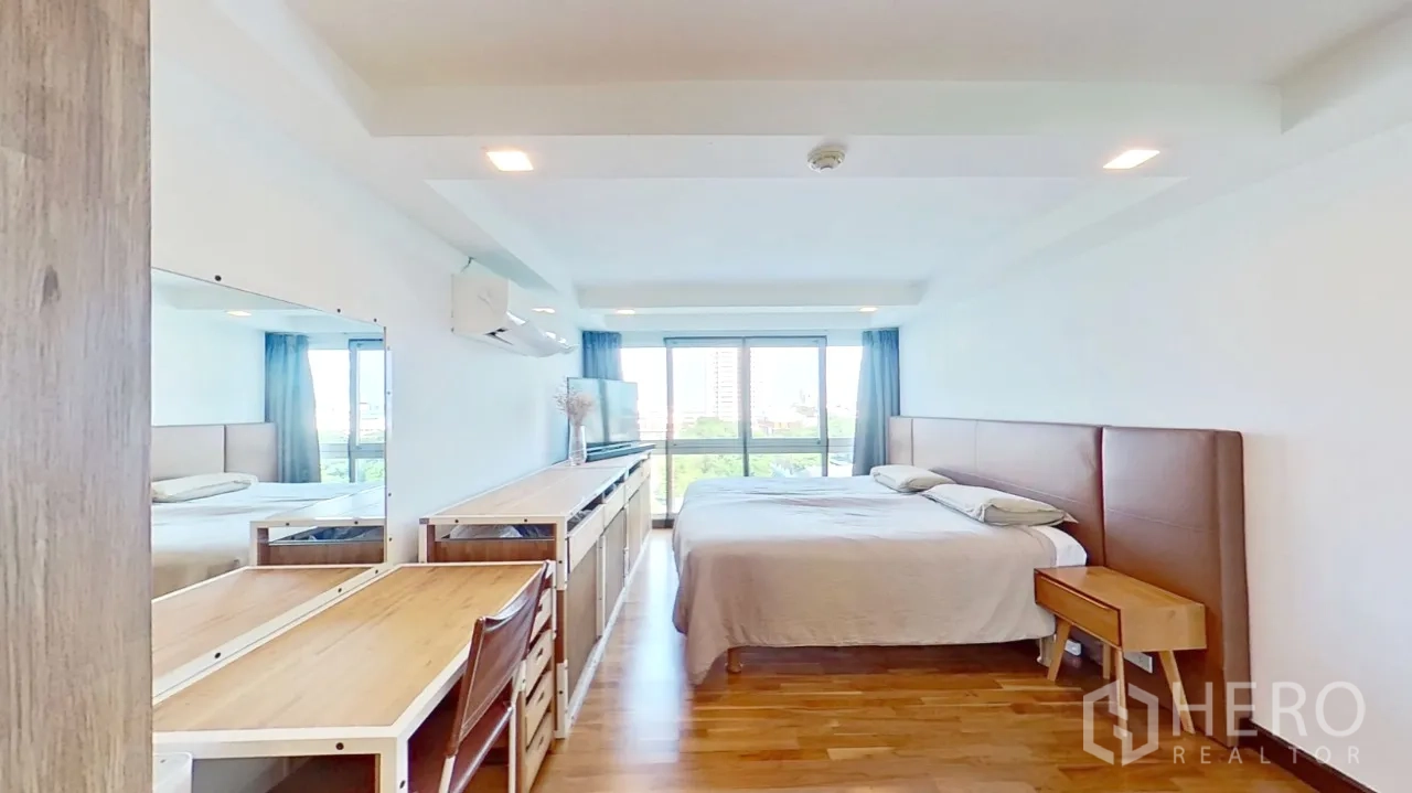 คอนโด for rent in Watthana, Bangkok - ห้องนอนสว่าง หัวเตียงยาว หน้าต่างเต็มผนัง และเฟอร์นิเจอร์ไม้