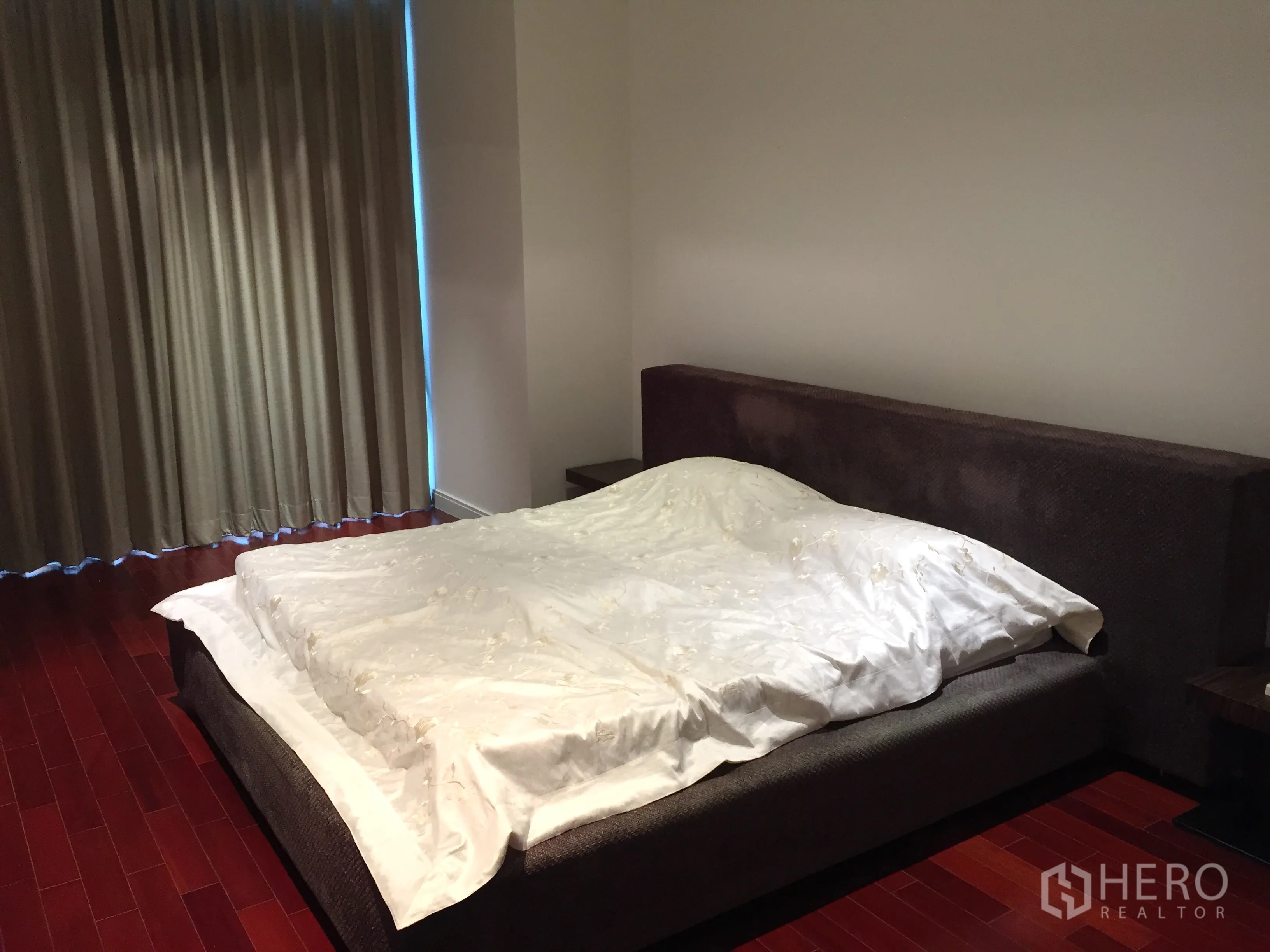 公寓 出租在Pathum Wan, Bangkok - 主卧配软包床、遮光窗帘与实木地板。