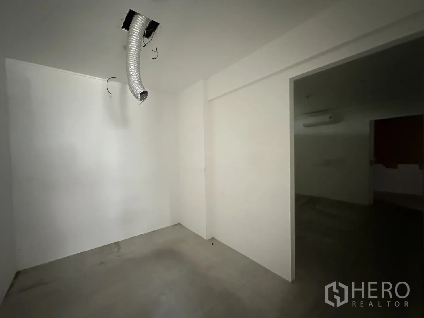 พื้นที่ขายของ for rent in Watthana, Bangkok - ห้องสีขาวขนาดกะทัดรัดพร้อมช่องลมและท่อดัก เหมาะเก็บของหรือห้องระบบ.