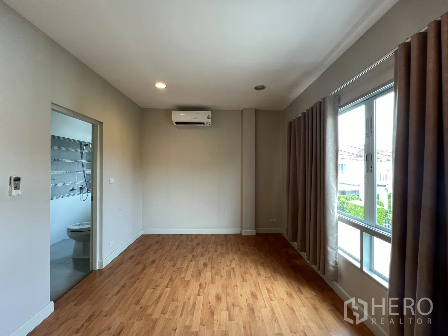 Detached House for rent in Saphan Sung, Bangkok - Second bedroom with wide window and door to bathroom.