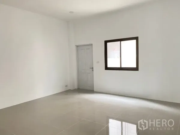 带办公室的家 出租在Wang Thonglang, Bangkok - 采光良好的房间，带窗与室内门，地砖光亮。