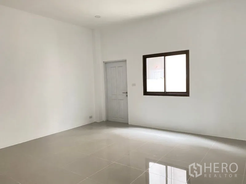 带办公室的家 出租在Wang Thonglang, Bangkok - 采光良好的房间，带窗与室内门，地砖光亮。