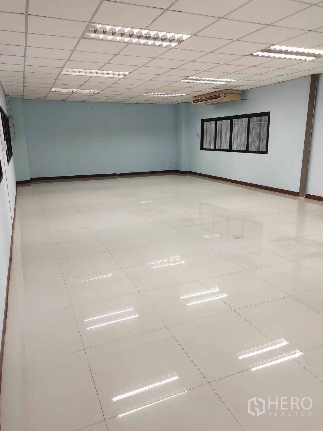 โรงงาน ขายในNikhom Phatthana, Rayong - ห้องสำนักงานปูกระเบื้องสว่างเพดานทีบาร์พร้อมไฟฟลูออเรสเซนต์
