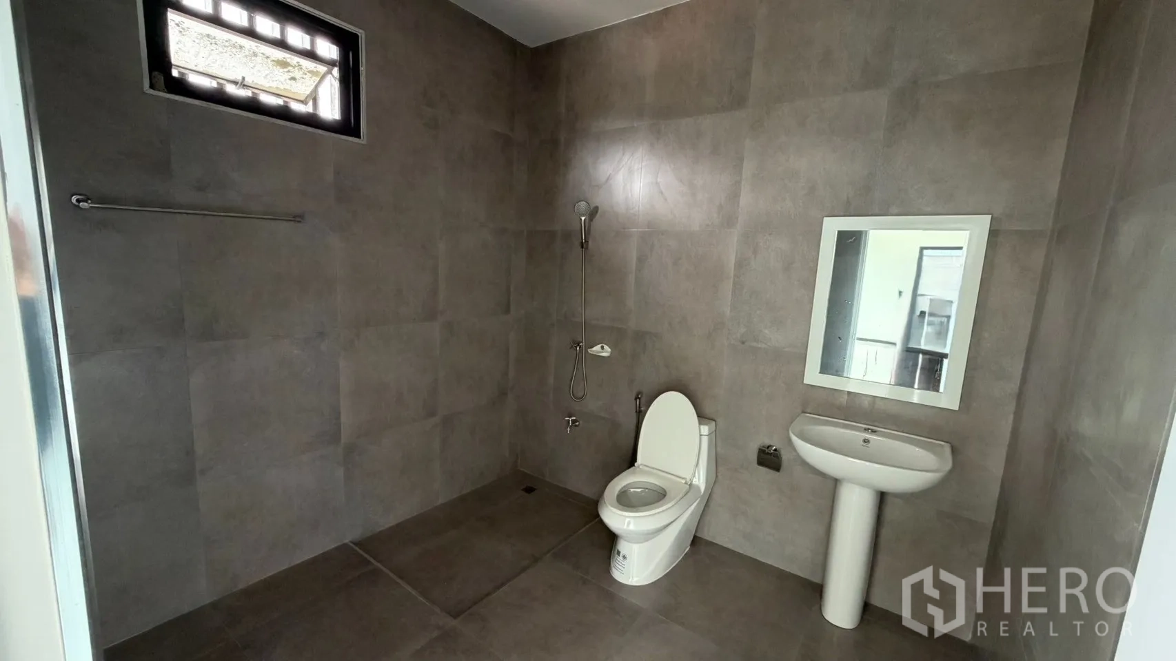 工厂 for sale in Bang Len, Nakhon Pathom - 第二间浴室，带淋浴、立柱式洗手盆和墙镜。