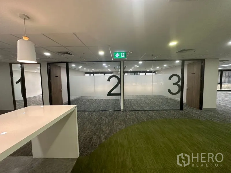 办公空间 出租在Khlong Toei, Bangkok - 从茶水岛台看到编号1、2、3的玻璃会议室。