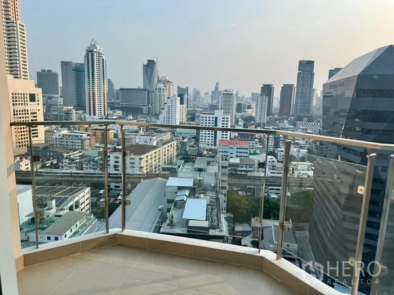 公寓 出售在Ratchathewi, Bangkok - 私人玻璃栏杆阳台，俯瞰曼谷天际线，近帕亚泰。