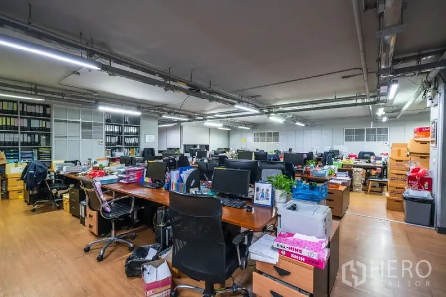 办公空间 出租 - 宽敞办公区，木质地面，多张工位与文件架