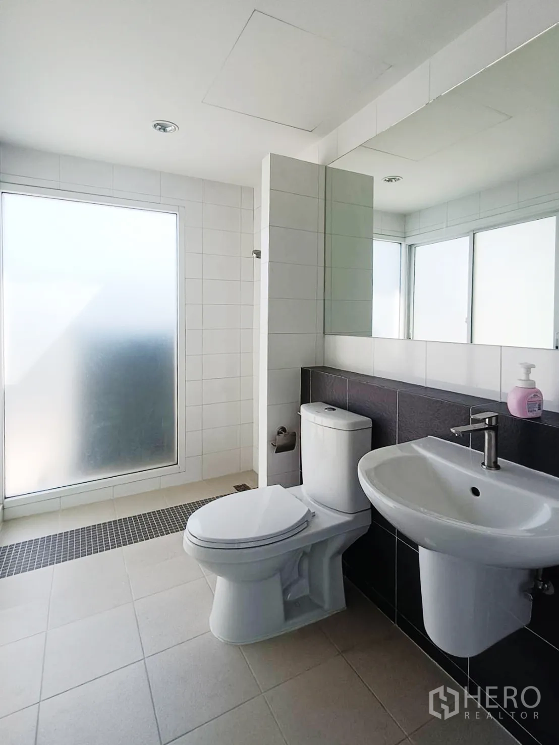 带办公室的家 for rent or sale in Prawet, Bangkok - 现代卫浴，含马桶、面盆、大镜与磨砂窗旁的淋浴区。