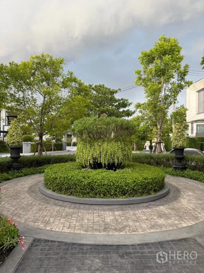 Detached House for rent in Bang Phli, Samut Prakan - Landscaped roundabout garden with trimmed hedges and decorative planters.