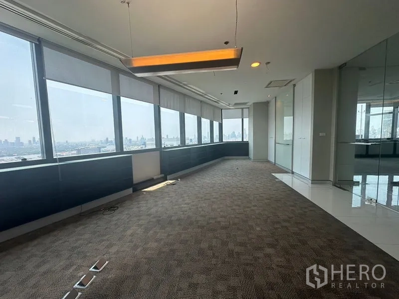 สำนักงาน ให้เช่าในKhlong Toei, Bangkok - พื้นที่ทำงานยาว ติดหน้าต่างเต็มบาน ม่านม้วน และผนังกระจก