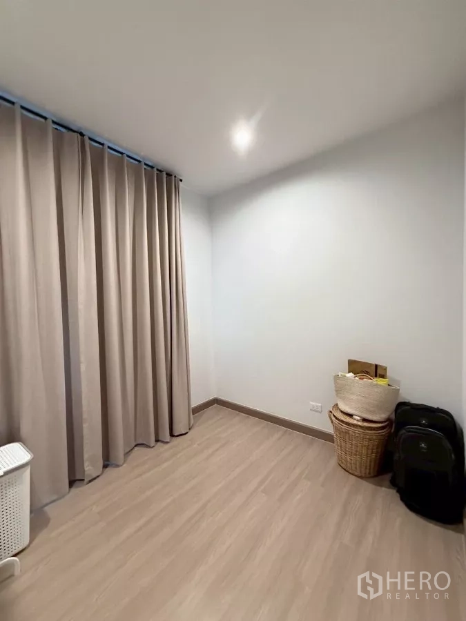 Detached House for rent in Lat Krabang, Bangkok - Compact room with full curtains, ideal for office or storage.