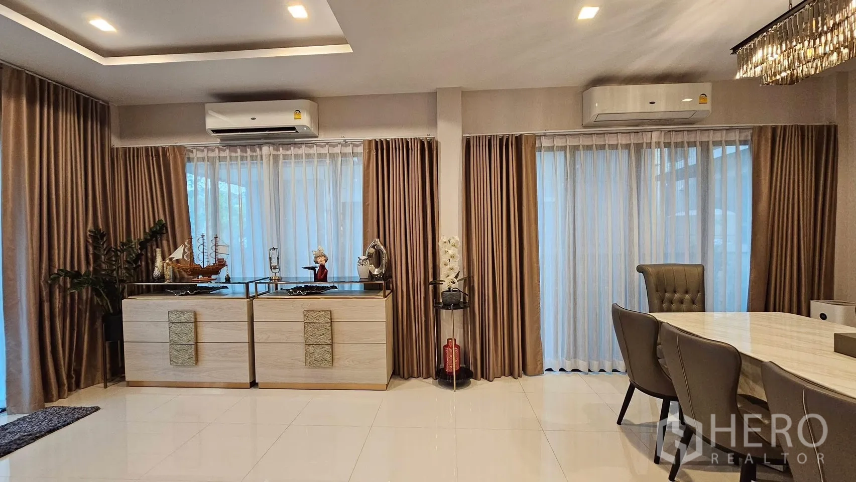 Detached House for rent in Saphan Sung, Bangkok - Corner with floor-to-ceiling curtains, consoles and decorative pieces.
