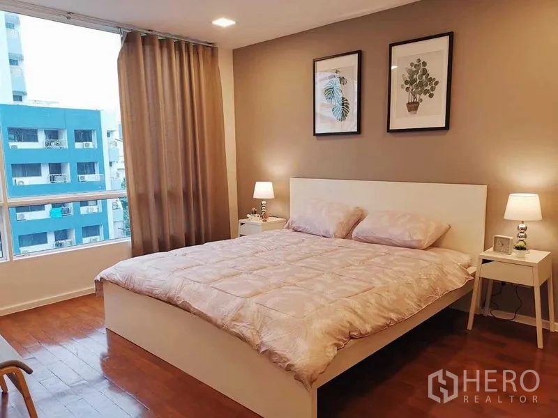 公寓 出售在Khlong Toei, Bangkok - 卧室一角，双人床、床头灯与装饰画