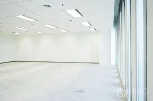 办公空间 出租在Bang Na, Bangkok - 临整排高窗的开放办公区，自然采光充沛，配吊顶灯具