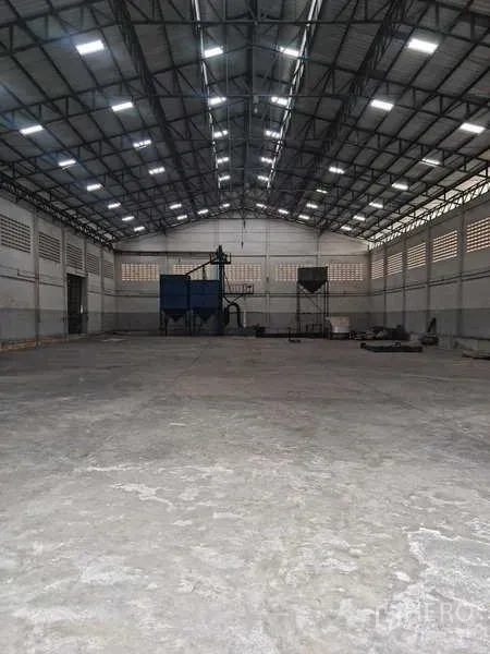 Warehouse for rent in Krathum Baen, Samut Sakhon - Spacious warehouse interior with high steel truss roof, skylights and open concrete floor.