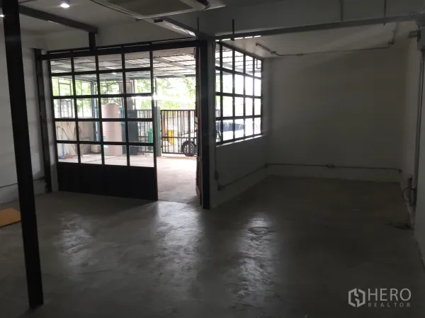 独立式住宅 出租在Din Daeng, Bangkok - 宽敞房间，面向院子，格栅式推拉玻璃门与侧窗。