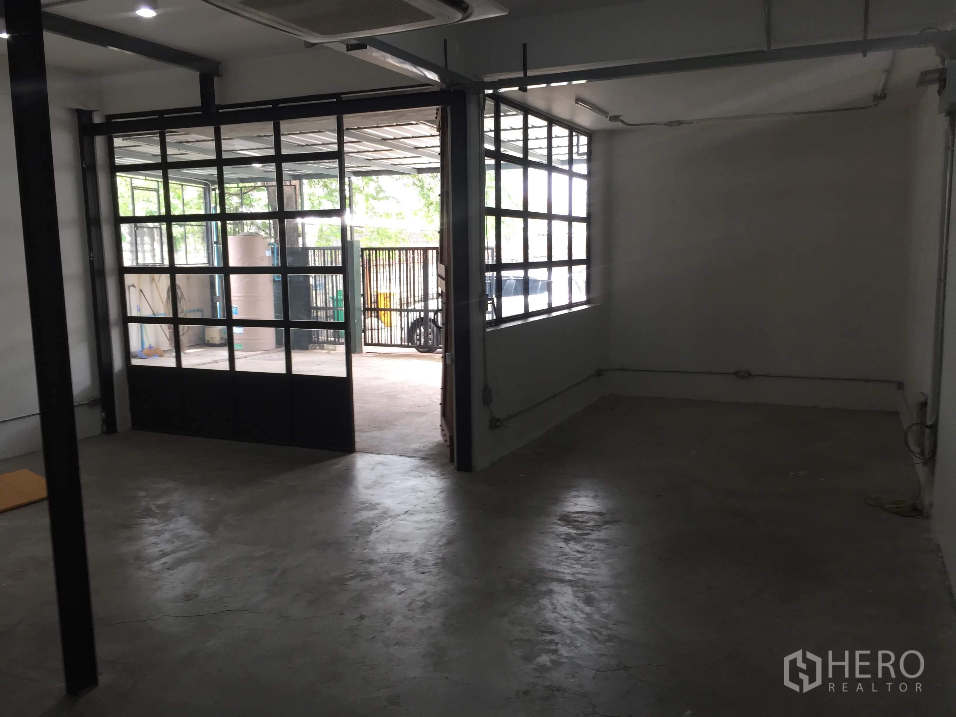 独立式住宅 出租在Din Daeng, Bangkok - 宽敞房间，面向院子，格栅式推拉玻璃门与侧窗。