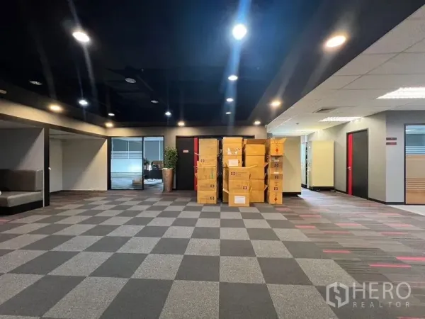 สำนักงาน ให้เช่าในHuai Khwang, Bangkok - พื้นที่สำนักงานแบบเปิดกว้าง ปูพรมลายตาราง พร้อมกล่องวางเรียง ใต้ไฟดาวน์ไลท์