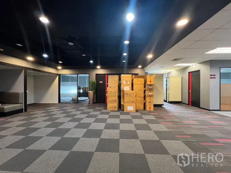 สำนักงาน ให้เช่าในHuai Khwang, Bangkok - พื้นที่สำนักงานแบบเปิดกว้าง ปูพรมลายตาราง พร้อมกล่องวางเรียง ใต้ไฟดาวน์ไลท์