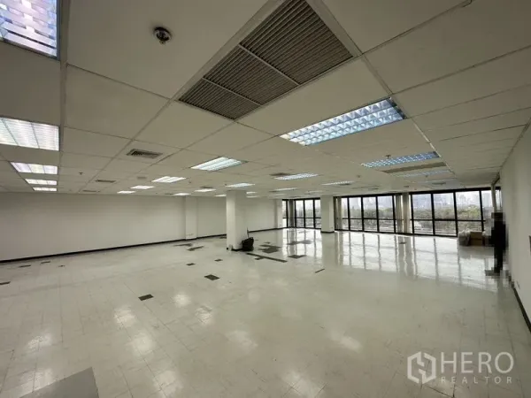 办公空间 出租在Khlong Toei, Bangkok - 开放式办公区，吊顶与荧光灯，落地窗眺望曼谷天际线