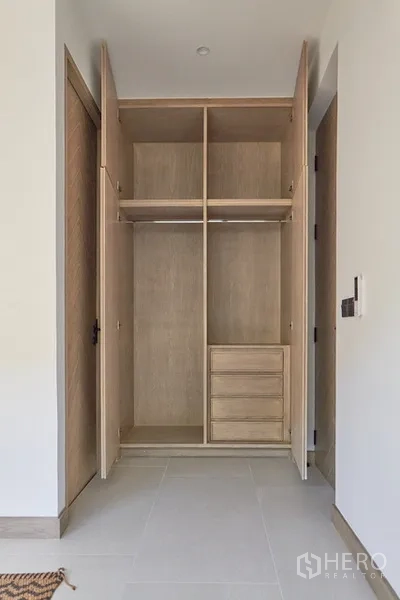 Detached House for rent in Watthana, Bangkok - Open built-in wardrobe showing shelving and drawers.