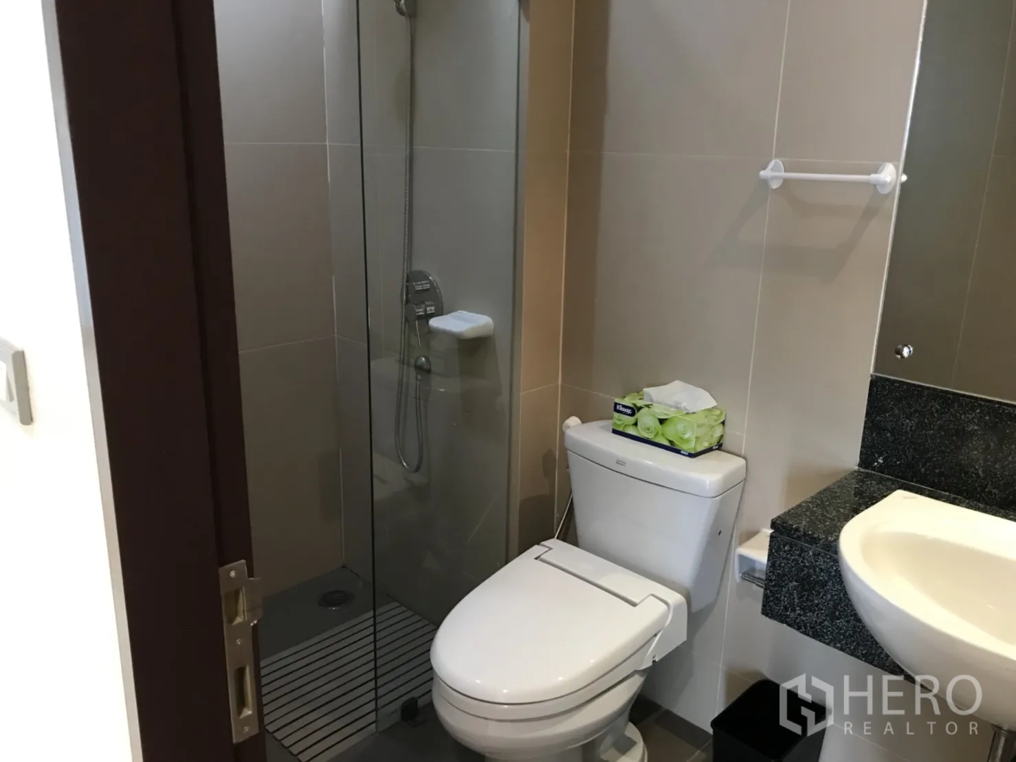 公寓 出租在Watthana, Bangkok - 现代浴室，玻璃淋浴间、坐便和台上盆一应俱全。