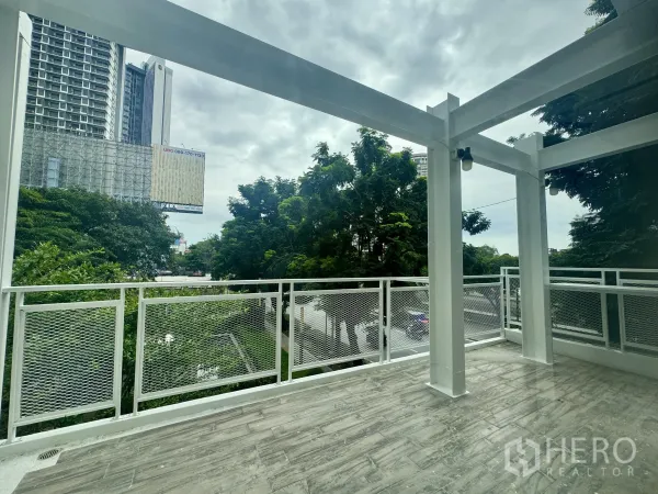 办公空间 出租在Sathon, Bangkok - 宽阔露台与金属栏杆，俯瞰绿树与城市景观，临近BTS Chong Nonsi。