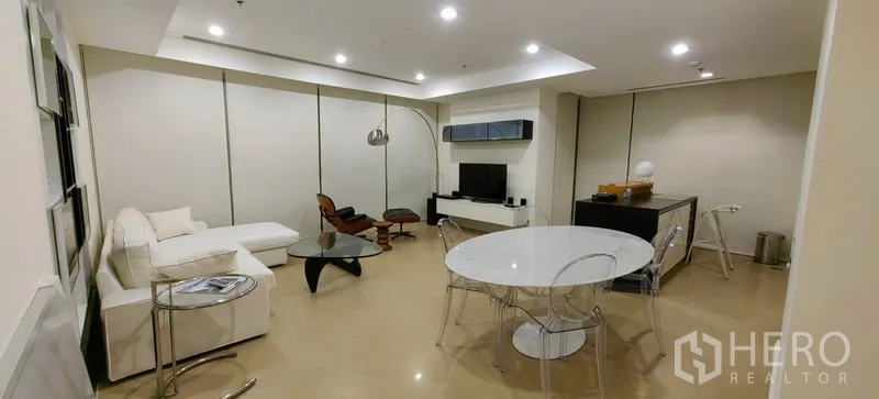 คอนโด ให้เช่าในKhlong San, Bangkok - ห้องนั่งเล่นและทานอาหารแบบเปิดโล่ง โซฟาสีขาว โต๊ะกลม ชุดชั้นวางทีวี และไฟฝังเพดาน