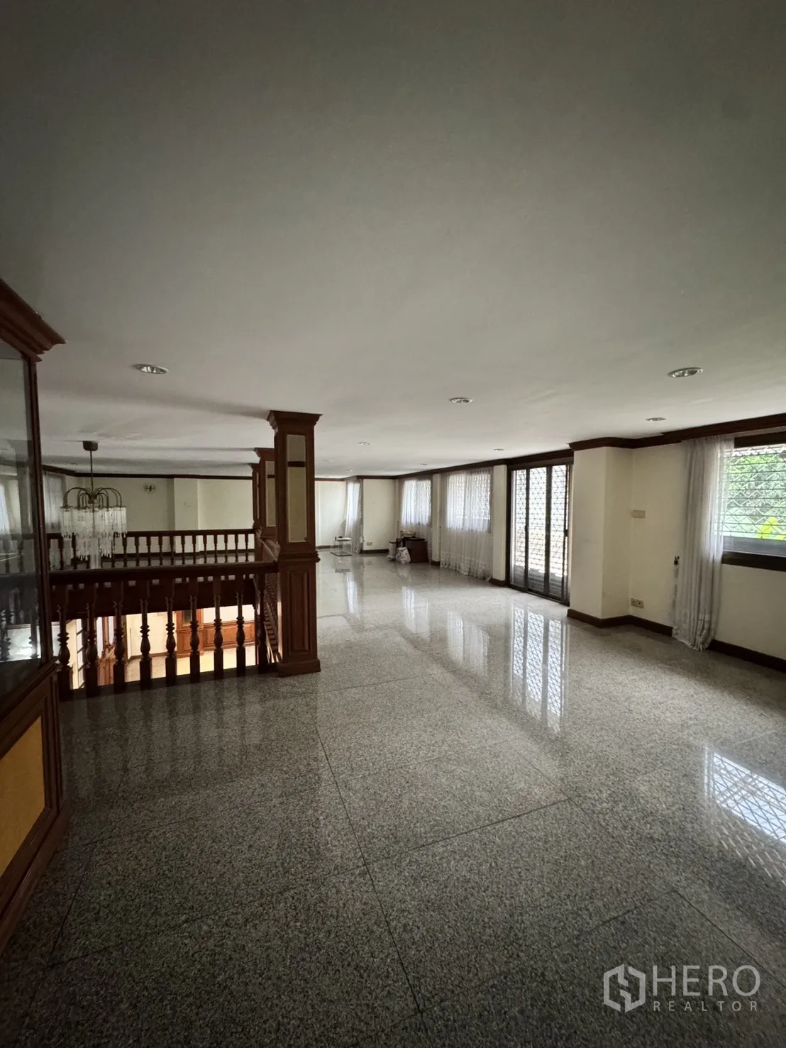 โฮมออฟฟิศ for rent in Watthana, Bangkok - โถงรับแขกใหญ่ พื้นหินแกรนิต บันไดไม้ และเสาไม้