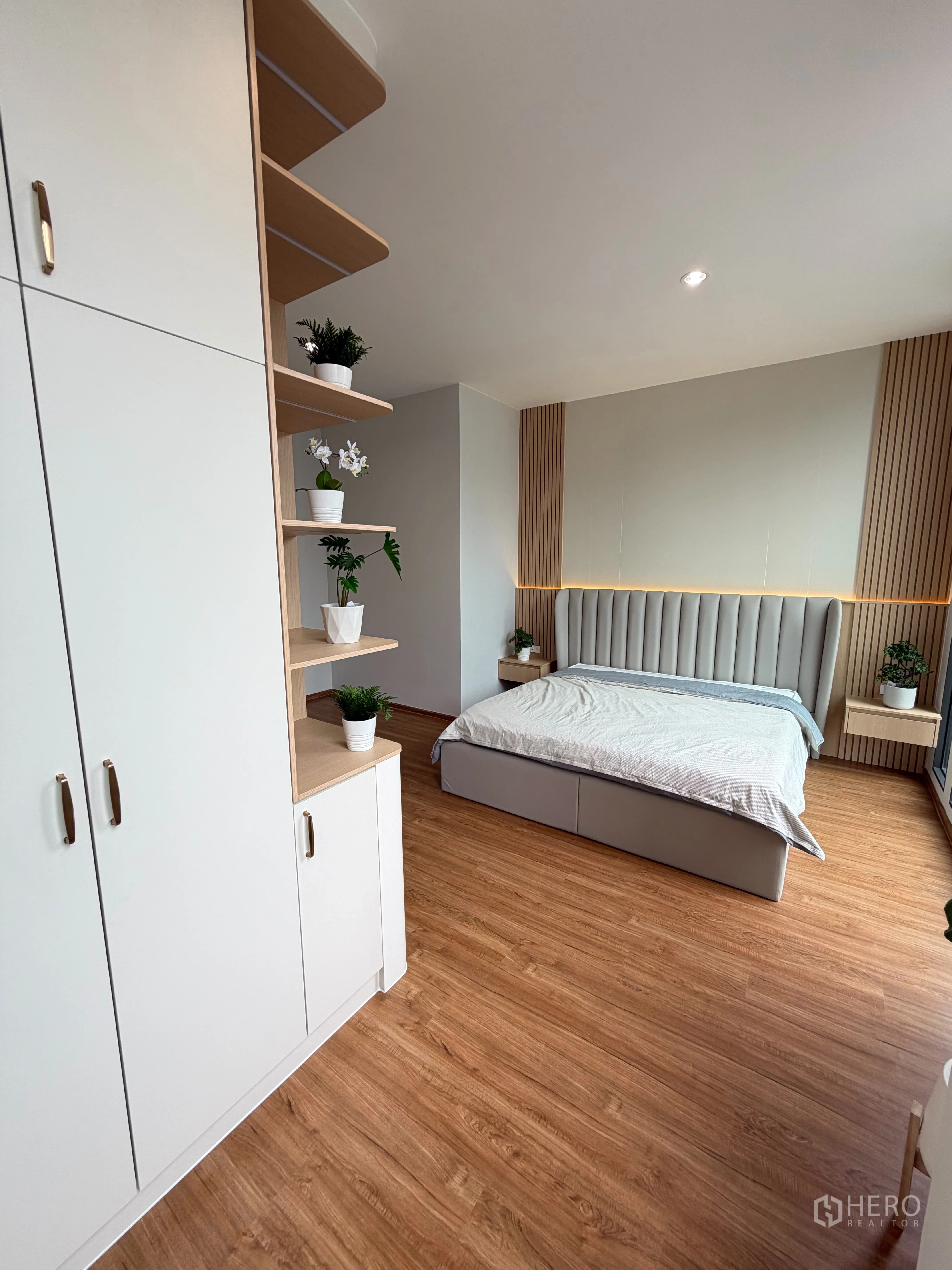 ทาวน์เฮาส์ for rent in Bang Phli, Samut Prakan - ห้องนอนหลักกว้างพื้นไม้พร้อมชั้นบิวท์อิน