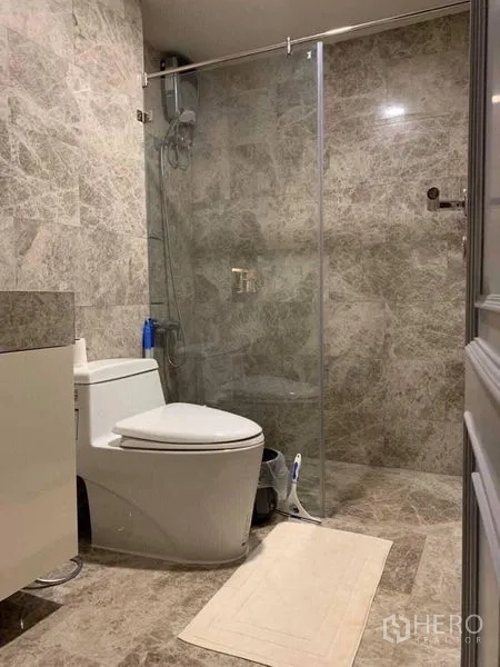 公寓 出售在Khlong Toei, Bangkok - 卫浴使用大理石瓷砖，玻璃干湿分离淋浴间与现代坐便器。