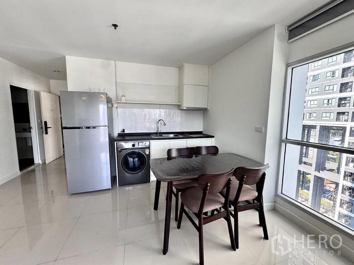 คอนโด for rent in Huai Khwang, Bangkok - มุมครัวและรับประทานอาหาร พร้อมตู้เย็น อ่างล้างจาน เครื่องซักผ้า และโต๊ะ 4 ที่